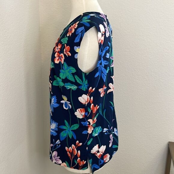 Talbots Sleeveless Blue Floral Pleated Button Back Crew Neck Blouse | size 10 - Picture 4 of 9